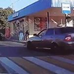 Matka wchodzi na przejście z dwójką dzieciaków.