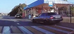 Matka wchodzi na przejście z dwójką dzieciaków.