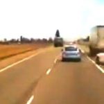 Mercedes wbija się od tylu w ciężarówkę – 2 trupy na miejscu.