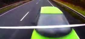 Niewątpliwie śmiertelna czołówka samochodu osobowego i ciężarówki.