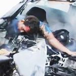 Swieże zwłoki w jeszcze dymiącym się po wypadku aucie.