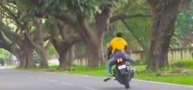 Szlifowanie twarzą asfaltu, po upadku na motorze.