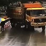 Wywrotka w poślizgu, wysyła przechodnia do rowu.