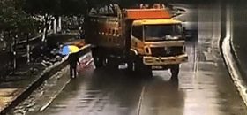 Wywrotka w poślizgu, wysyła przechodnia do rowu.