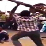 Afrykański lincz na środku ulicy.