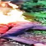 Biedna afrykańska kobieta, smaży się żywcem.