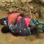 Dwie afrykańskie kobiety, rozstrzelane wraz ze swoimi dziećmi.