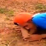 Dzieciaki, biorą się za rozstrzelanie innego dzieciaka. Skutecznie.