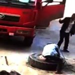 Eksplodująca opona wystrzeliła mechanika w kosmos.