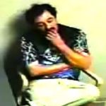 Facet bez certolenia strzela sobie w łeb w pokoju przesłuchań.