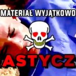 ISIS morduje więźnia za pomocą kamienia zrzuconego wprost na głowę.