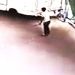 Ochroniarz przygnieciony na śmierć przez dużą metalową bramę.