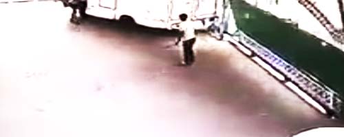 Przygnieciony przez bramę wjazdową