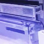 Pracownik wciągnięty do maszyny, która zwija folie.