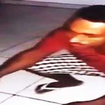 Rozstrzelanie z bliskiej odległości, mężczyzny kucającego gdzieś w Brazylii.