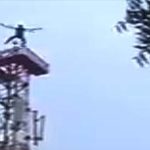 Samobójczy i udany skok z wieży radiowej.