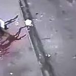 Świeżo zadźgany mężczyzna, wykrwawia się na ulicy.