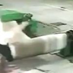 Wirujący świat, ostatniego dnia w pracy.