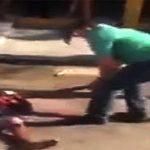 Złodziej skopany po głowie na śmierc, wśród tłumu ludzi.