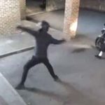 Nieogarnięty bandyta, podczas próby napadu, nokautuje cegłą swojego kumpla.