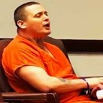 Alan Miller McCarty wygłasza na sali sądowej bezpośrednią opinię nt. sędziego.