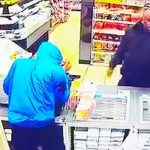 Ten ochroniarz ma należyte kompetencje do swojej roboty.