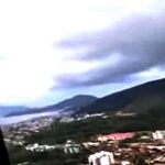 Pasażer helikoptera nagrywa fakt, że jego helikopter traci wysokość.