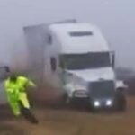 18 kołowy zestaw przewraca się na pobocze gdzie stoją ludzie