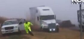 18 kołowy zestaw przewraca się na pobocze gdzie stoją ludzie