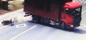 Kask podarowany przez gliniarzy ocalił mu życie.