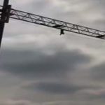 Facet popełnia samobójstwo, skacząc z żurawia w LA.