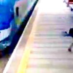 Wooo! Mężczyzna rzucił się na maskę rozpędzonego pociągu.