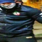 Narodowiec popycha kobietę na proteście