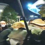 Policjant popycha starsza kobietę