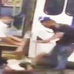 Złodziej próbuje ukraść autobus, ale zostaje zdeptany przez kierowce i pasażera.